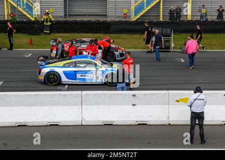 Die Mechaniker bereiten zwei Rennwagen Audi R8 LMS GT4 auf der Rasterspur auf der Rasterspur Start-Ziel-Geraden für das Autorennen GT Sprint, ADAC Racing vor Stockfoto