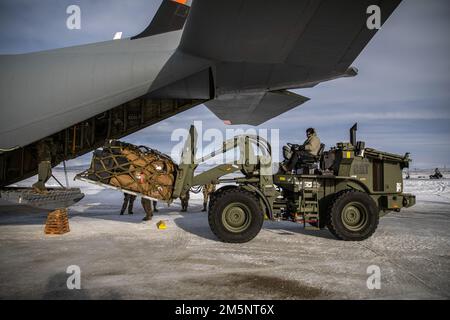 Mitglieder der 123. Contingency Response Group, Kentucky Air National Guard, entladen Material aus den USA Air Force C-130J von der California Air National Guard während des Trainings Arctic während Eagle-Patriot 2022. Die gemeinsame Übung Arctic Eagle-Patriot 2022 erhöht die Fähigkeit der Nationalgarde, in rauen, extrem kalten Witterungsbedingungen in Alaska und der Arktis zu operieren. AEP22 verbessert die Fähigkeit militärischer und ziviler interinstitutioneller Partner, auf eine Vielzahl von Notfall- und Heimatschutzmissionen in Alaska und der Arktis zu reagieren. USA Militärfoto von Staff Sgt. Leanne (Ia Stockfoto