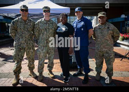 JACKSONVILLE, Florida (26. Februar 2022) Cynthia Conners, die Tochter von Meister Chief Boatswains Kumpel Sherman Byrd, Posiert für ein Foto mit Spezialisten für die Sprengstoffbeseitigung (EOD) aus der ganzen Armee nach der Präsentation einer Resolution, die zu Ehren von Master Chief Byrd während des Jacksonville Jazz Festivals am 26. Februar 2022 im James Weldon Johnson Park benannt wurde. Master Chief Byrd war der erste Techniker der Streitkräfte für die Entsorgung schwarzer Sprengstoffe (EOD). Stockfoto