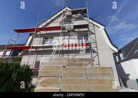 Steinwolle-Dämmplatten, gestapelt vor einem Einfamilienhaus, Kälte- und Hitzedämmung, Renovierung alter Gebäude, Düsseldorf, Nord Stockfoto