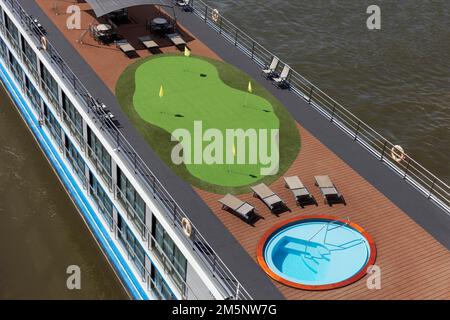 Kunstrasen mit Putting-Green, Golftraining auf einem Kreuzfahrtschiff auf dem Rhein, Düsseldorf, Nordrhein-Westfalen, Deutschland Stockfoto