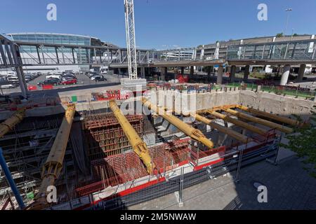 Baustelle U-Bahn-Station Düsseldorf Flughafen, U 81, Tiefbau mit Groundforce Hydrauliklösungen, Nord Stockfoto