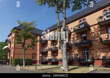 Wohnkomplex, Mietwohnungen mit Balkon in renoviertem Ziegelgebäude, ehemalige Reuter Kaserne, Düsseldorf, Nordrhein-Westfalen, Deutschland Stockfoto