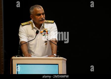 INS SATAVAHANA, Indien (26. Februar 2022) – ADM. R. Hari Kumar, Chef des indischen Marinepersonals, hält eine Rede während der Eröffnungszeremonie für die multilaterale Marineübung "MILAN 2022" am 26. Februar 2022 in Visakhapatnam, Indien. MAILAND ist eine alle zwei Jahre stattfindende Veranstaltung der indischen Marine, die freundliche Seemänner für eine professionelle Interaktion und zur Förderung des gegenseitigen Verständnisses zusammenbringt. Stockfoto