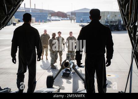 USA Air Force Airmen lädt Fracht in ein C-130J Super Hercules-Flugzeug, das Ramstein ab bei RAF Lakenheath, Großbritannien, zugewiesen wurde, am 26. Februar 2022. Der 86 AW mit Hauptsitz am Luftwaffenstützpunkt Ramstein, Deutschland, ist einer von vielen USAF-Einheiten, die Unterstützung für die USA bieten NATO-Verbündete und Partner in Osteuropa. Stockfoto