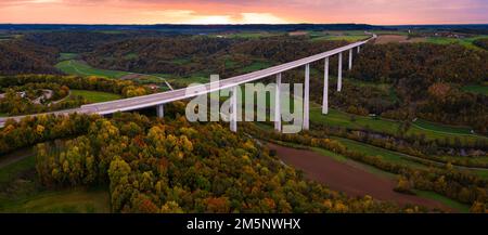 Panoramablick aus der Vogelperspektive auf die Kochertal-Brücke bei Sonnenuntergang im Herbst Stockfoto