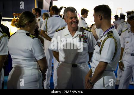 INS SATAVAHANA, Indien (26. Februar 2022) – ADM. Samuel J. Paparo, Commander, USA Pacific Fleet, spricht mit Mitgliedern des Dienstes während der Eröffnungszeremonie für die multilaterale Marineübung 'MILAN 2022' in Visakhapatnam, Indien, am 26. Februar 2022. MAILAND ist eine alle zwei Jahre stattfindende Veranstaltung der indischen Marine, die freundliche Seemänner für eine professionelle Interaktion und zur Förderung des gegenseitigen Verständnisses zusammenbringt. Stockfoto