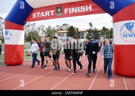 Studenten des Foreign Language Center des Defense Language Institute beginnen die 2,1-Meilen Hot Chocolate Hike am Presidio of Monterey, Kalifornien, am 26. Februar. Stockfoto