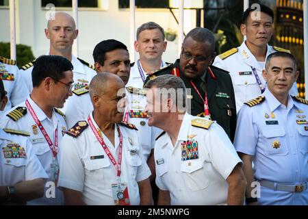 INS SATAVAHANA, Indien (26. Februar 2022) – ADM. Samuel J. Paparo, Commander, USA Pacific Fleet, Witze mit anderen kommandierenden Offizieren, bevor sie für ein Gruppenfoto posierten, während der Eröffnungszeremonie für die multilaterale Marineübung 'MAILAND 2022' in Visakhapatnam, Indien, 26. Februar 2022. MAILAND ist eine alle zwei Jahre stattfindende Veranstaltung der indischen Marine, die freundliche Seemänner für eine professionelle Interaktion und zur Förderung des gegenseitigen Verständnisses zusammenbringt. Stockfoto