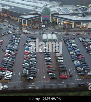 Der Parkplatz des Tesco extra Serpentine Green Shopping Centre ist vollgepackt mit Fahrzeugen, während die Leute ihre Einkäufe machen, und es bleibt nur noch ein weiterer Einkaufstag vor Weihnachten. Stockfoto