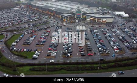 Der Parkplatz des Tesco extra Serpentine Green Shopping Centre ist vollgepackt mit Fahrzeugen, während die Leute ihre Einkäufe machen, und es bleibt nur noch ein weiterer Einkaufstag vor Weihnachten. Stockfoto