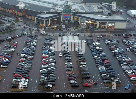 Der Parkplatz des Tesco extra Serpentine Green Shopping Centre ist vollgepackt mit Fahrzeugen, während die Leute ihre Einkäufe machen, und es bleibt nur noch ein weiterer Einkaufstag vor Weihnachten. Stockfoto