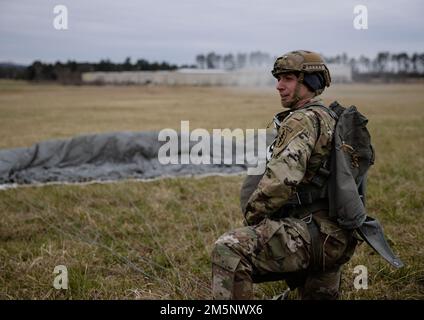 Soldaten der Spezialeinheiten der Alabama National Guard 20. führen am 26. Februar 2022 Luftoperationen am Regionalflughafen Northeast Alabama in Gadsden, Alabama, durch. (Foto der Alabama National Guard von Staff Sgt. William Frye.) Stockfoto