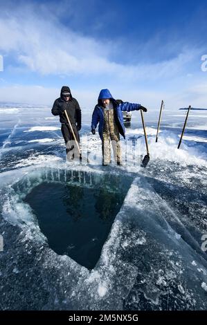 Eisloch für Taucher, Lake Baikal, Pribaikalsky National Park, Irkutsk Province, Sibirien, Russland Stockfoto