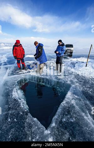 Eisloch für Taucher, Lake Baikal, Pribaikalsky National Park, Irkutsk Province, Sibirien, Russland Stockfoto