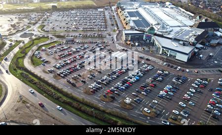 Es scheint, als hätten die meisten Leute ihr Essen und Geschenk zu Weihnachten bekommen, da der Parkplatz des Serpentine Green Shopping Centre nicht so voll ist wie gestern, am Tag vor Heiligabend, in Peterborough. Stockfoto