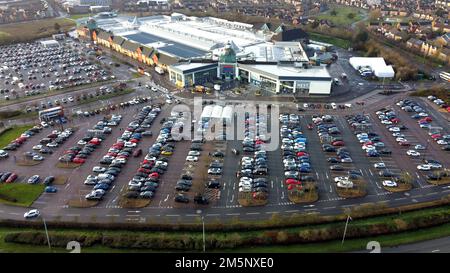 Es scheint, als hätten die meisten Leute ihr Essen und Geschenk zu Weihnachten bekommen, da der Parkplatz des Serpentine Green Shopping Centre nicht so voll ist wie gestern, am Tag vor Heiligabend, in Peterborough. Stockfoto