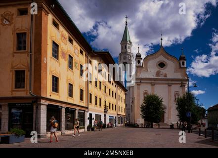 Corso Italia, Altstadt, Basilika Parrocchiale SS. Filippo e Giacomo, Cortina d'Ampezzo, Provinz Belluno, Venetien, Südtirol, Italien Stockfoto