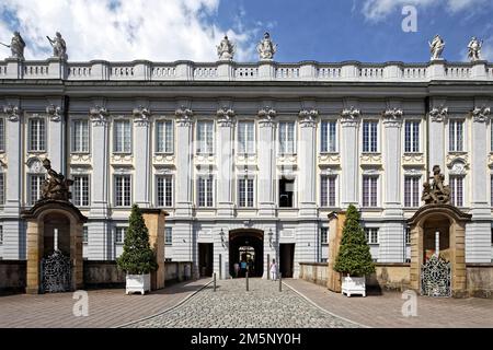 Eingangsportal mit herrlicher Fassade und Wachhaus, Ansbacher Residenz, Palast, einst Sitz der Regierung der Margraven von Brandenburg-Ansbach. Stockfoto