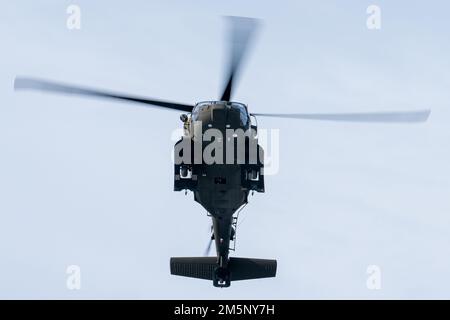 Eine Alaska Army National Guard UH-60 Blackhawk, die während einer gemeinsamen Feldübungsübung in Camp Mad Bull auf der gemeinsamen Basis Elmendorf-Richardson, Alaska, am 26. Februar 2022 in die Luftwaffenwache der 207. Luftregistrierung und die Luftwaffe eingeteilt wurde. Die Übung umfasste Lufttransporteinsätze, den Bau von arktischen Verteidigungspositionen und einen simulierten Angriff mit Kleinwaffen, um die Reaktionen der Luftwaffe und des Personals der Nationalgarde der Alaska-Armee zu bewerten und zu verstärken. Gemeinsame Übungen zeigen die Zusammenarbeit, verbessern die Interoperabilität und verstärken die Abschreckung. Stockfoto