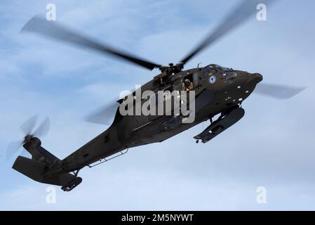 Ein Alaska Army National Guard UH-60L Black Hawk Hubschrauber, der von einer dem Truppenkommando der Luftfahrt 207. zugewiesenen Besatzung betrieben wird, nähert sich der Landezone im Camp Mad Bull und unterstützt gleichzeitig eine gemeinsame Feldübung auf der Gemeinsamen Basis Elmendorf-Richardson, Alaska, am 26. Februar 2022. Die Air Force-Ingenieure der 673d Civil Engineer Group und die Alaska Army National Guardsmen mit der 207. Engineer Utility Detachment führten die gemeinsame Schulung durch, um die Einsatzbereitschaft unter arktischen Bedingungen zu demonstrieren. Stockfoto