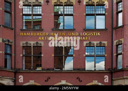 Hamburger Hafen und Logistik Aktiengesellschaft, abgekürzt HHLA, Schriftzug an der Fassade, Speicherstadt, Hamburg, Deutschland Stockfoto