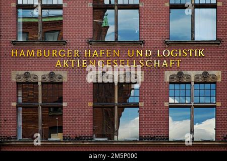 Hamburger Hafen und Logistik Aktiengesellschaft, abgekürzt HHLA, Schriftzug an der Fassade, Speicherstadt, Hamburg, Deutschland Stockfoto