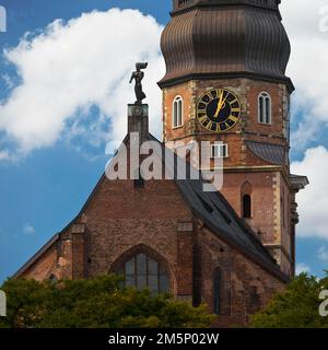 Hauptkirche von St. Katharina mit der Bronzefigur des Namensgebers Katharina von Alexandria am Oststegel des Schiffes, Hamburg, Deutschland Stockfoto