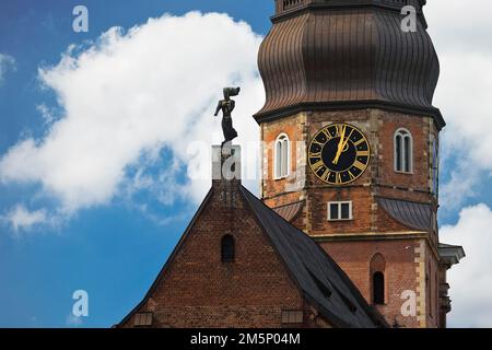 Hauptkirche von St. Katharina mit der Bronzefigur des Namensgebers Katharina von Alexandria am Oststegel des Schiffes, Hamburg, Deutschland Stockfoto
