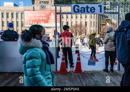 Seoul, Südkorea. 30. Dezember 2022. Die Leute skaten auf der Seoul Plaza in Seoul. Kredit: SOPA Images Limited/Alamy Live News Stockfoto