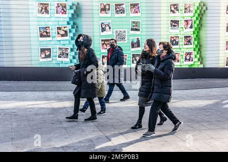 Seoul, Südkorea. 30. Dezember 2022. Touristen, die am Gwanghwamun-Platz in Seoul spazieren gehen. Kredit: SOPA Images Limited/Alamy Live News Stockfoto