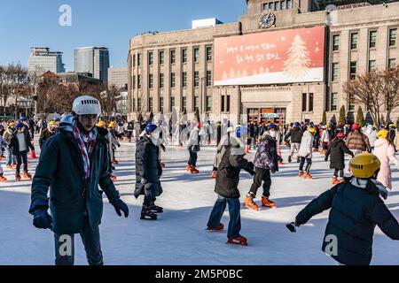 Seoul, Südkorea. 30. Dezember 2022. Die Leute skaten auf der Seoul Plaza in Seoul. Kredit: SOPA Images Limited/Alamy Live News Stockfoto