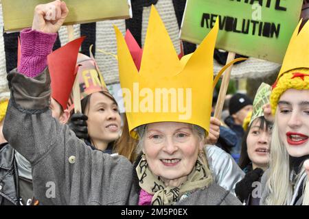 Vivienne Westwood, die Königin der britischen Mode, starb im Alter von 81 Jahren. DATEIBILD. Dame Vivienne Westwood, Global Climate March, The People's March for. Climate, Justice & Jobs, Park Lane, London. UK Stockfoto