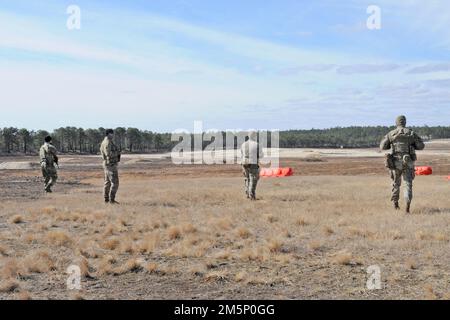 Diese Soldaten des 1. Bataillons 69. Infanterie, NYARNG, absolvieren Feuer- und Manöverübung auf Range 47B auf dem Fort Dix Range Complex. Während dieses Trainings wird von jedem Zug erwartet, dass er mit Deckung durch Feuer auf die Flanke eines feindlichen Maschinengewehrs oder einer starken Spitze manövriert. Beim Vorrücken hielt der 1. Halbzug die Feindposition mit Waffenfeuern beschäftigt, während der 2. Halbzug sich auf eine Flanke oder hinten bewegte und die Bedrohung hochrollte. (Fotos vom Fort Dix [TSC] Training Support Center) Stockfoto