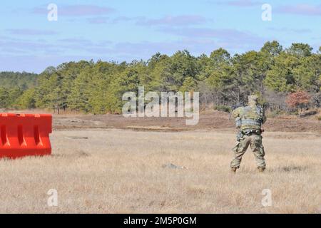 Diese Soldaten des 1. Bataillons 69. Infanterie, NYARNG, absolvieren Feuer- und Manöverübung auf Range 47B auf dem Fort Dix Range Complex. Während dieses Trainings wird von jedem Zug erwartet, dass er mit Deckung durch Feuer auf die Flanke eines feindlichen Maschinengewehrs oder einer starken Spitze manövriert. Beim Vorrücken hielt der 1. Halbzug die Feindposition mit Waffenfeuern beschäftigt, während der 2. Halbzug sich auf eine Flanke oder hinten bewegte und die Bedrohung hochrollte. (Fotos vom Fort Dix [TSC] Training Support Center) Stockfoto