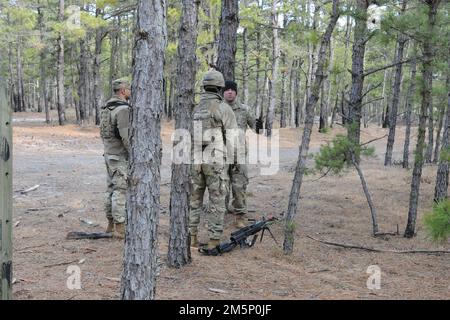 Diese Soldaten des 1. Bataillons, 69. Infanterie, NYARNG, bereiten sich auf das Infanterienteam LFX auf Range 30A des Fort Dix Range Komplexes vor. Diese Vorbereitung vor dem Rundgang für die LFX-Schulung. (Fotos vom Fort Dix [TSC] Training Support Center) Stockfoto