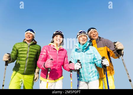 Frohes Winterklettern alter Menschen Stockfoto