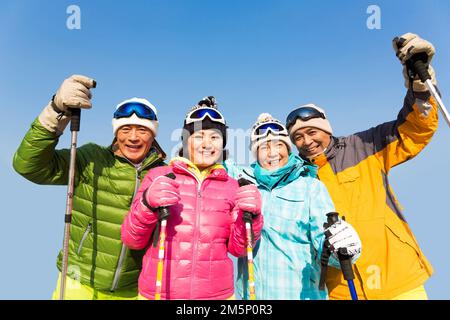 Frohes Winterklettern alter Menschen Stockfoto