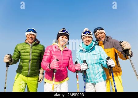 Frohes Winterklettern alter Menschen Stockfoto