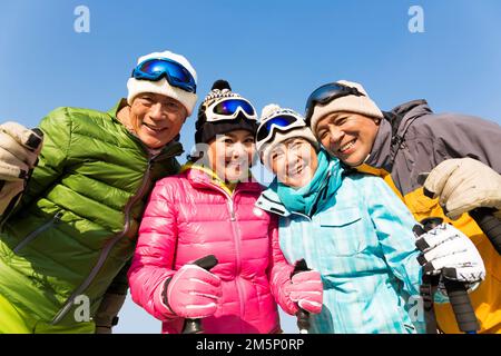 Frohes Winterklettern alter Menschen Stockfoto