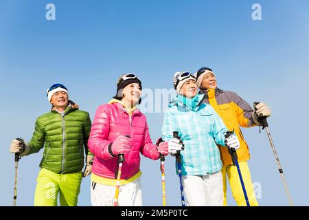 Frohes Winterklettern alter Menschen Stockfoto