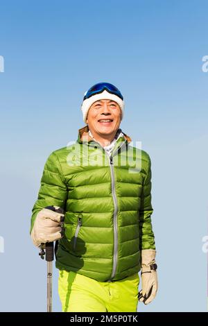 Frohes Winterklettern alter Menschen Stockfoto