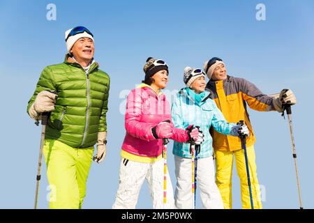 Frohes Winterklettern alter Menschen Stockfoto