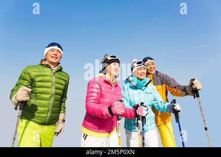 Frohes Winterklettern alter Menschen Stockfoto