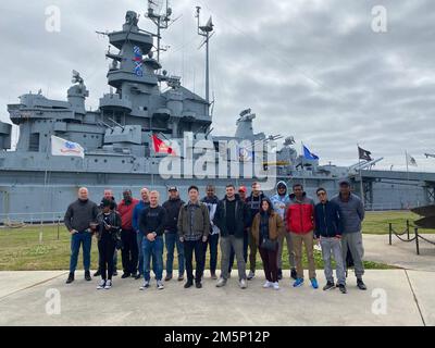 220226-N-TI567-003 STENNIS RAUMFAHRTZENTRUM, MISS. – Während des Semesters 22-2 der Naval Small Craft Instruction and Technical Training School besuchten Experten der internationalen Sicherheitskräfte den USS Alabama Battleship Park in Spanish Fort, Alabama. Die Studenten aus der Ukraine, Rumänien, Lettland, Estland, Polen, Deutschland, Tschechische Republik, Südkorea, Mauretanien, Mauretanien, Bahamas und Jamaika besichtigten das Nationaldenkmal als eine der Aktivitäten des Feldstudienprogramms des Semesters. FSP bietet internationalen Studenten die Möglichkeit, mehr über Amerika, seine Lebensweise und seine vielfältigen Kulturen A zu erfahren Stockfoto