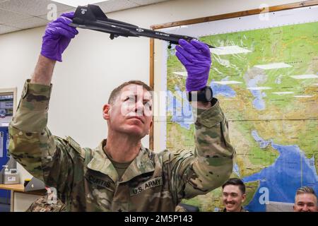 Brigg. General Lance G. Curtis, stellvertretender General des 1. Theater Sustainment Command, inspiziert ein Modell während eines 1. TSC-Wettbewerbs nach Modellbau in Camp Arifjan, Kuwait, am 26. Februar 2022. Sgt. 1., Klasse Daniel P. Farrell, der nicht kommissionierte Offizier der Materialbereitschaft-Zweigstelle, verantwortlich für Fort Bragg, N.C., mit Sitz im 3. Expeditionary Sustainment Command, organisierte den Wettbewerb, um seine Liebe zum Bau von Modellen mit anderen Soldaten zu teilen. Stockfoto