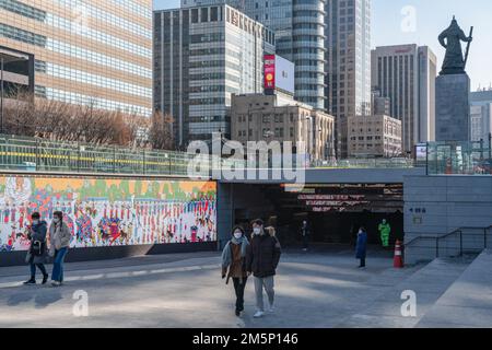 Seoul, Südkorea. 30. Dezember 2022. Menschen, die auf dem Gwanghwamun-Platz in Seoul spazieren gehen. (Foto: Simon Shin/SOPA Images/Sipa USA) Guthaben: SIPA USA/Alamy Live News Stockfoto