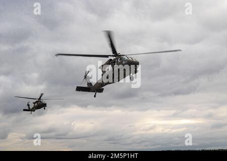 POWIDZ, Polen – 1. Air Cavalry Brigade UH60M Blackhawk Helicopters landet am 26. Februar 2022 in Powidz, Polen. 1. Luftkavallerie-Brigade, die sich in Europa für Atlantic Resolve aufhält, 20 AH64 Apachen und mehr als 400 Mitarbeiter aus Griechenland und Deutschland in weniger als 5 Tagen nach Polen transferiert, um die Entscheidung der Vereinigten Staaten zu unterstützen, ihre Präsenz und Aktivitäten in Polen im Rahmen ihres starken und unermüdlichen Engagements für unsere NATO-Verbündeten und -Partner zu verstärken. Stockfoto