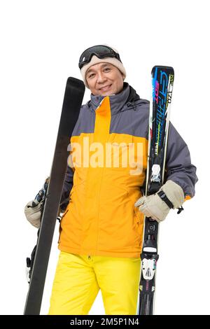 Glückliche alte Leute, die im Winter Ski fahren Stockfoto