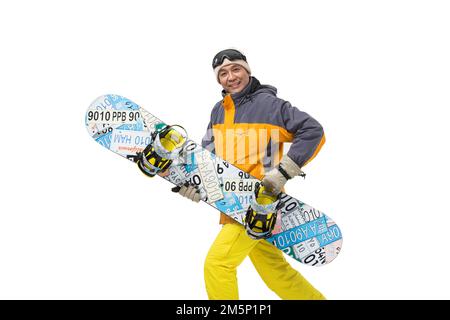 Glückliche alte Leute, die im Winter Ski fahren Stockfoto